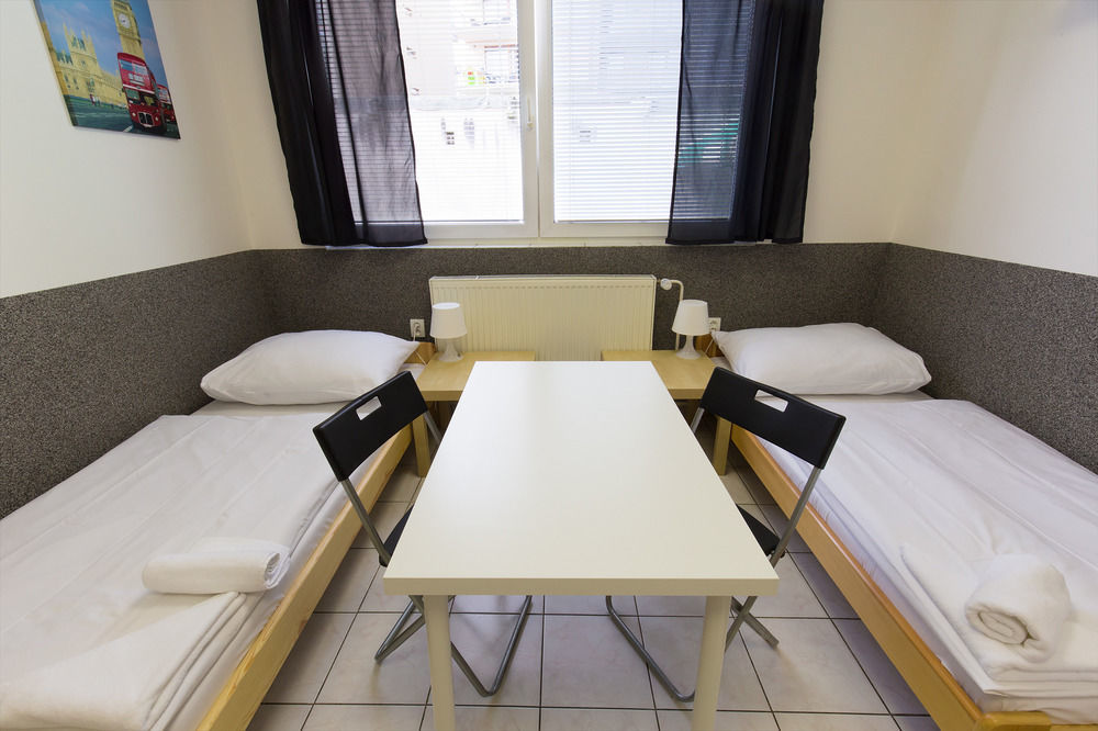 Hostel Seven Прага Экстерьер фото
