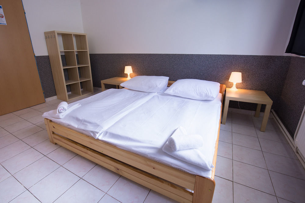 Hostel Seven Прага Экстерьер фото